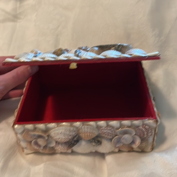 70’s Vintage Seashell Covered Jewelry & Trinket Box w Flocked Red Inside & Under - Picture 8 of 10